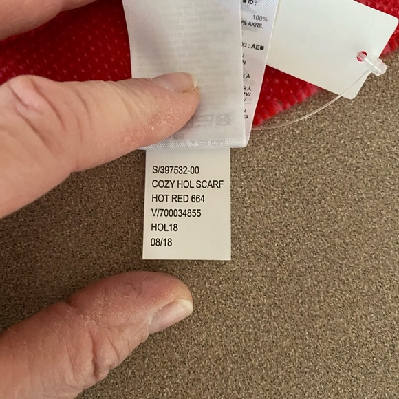 Nwt large red scarf/ shawl by the Gap 🧣 - Picture 3 of 4